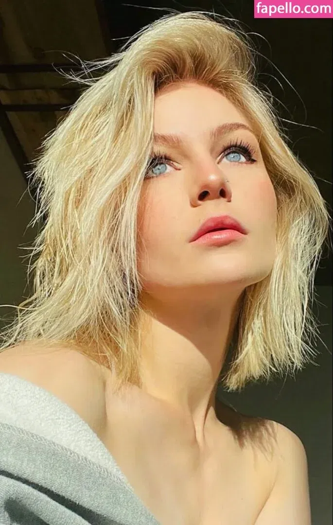 KallMeKris Onlyfans Photo Gallery 