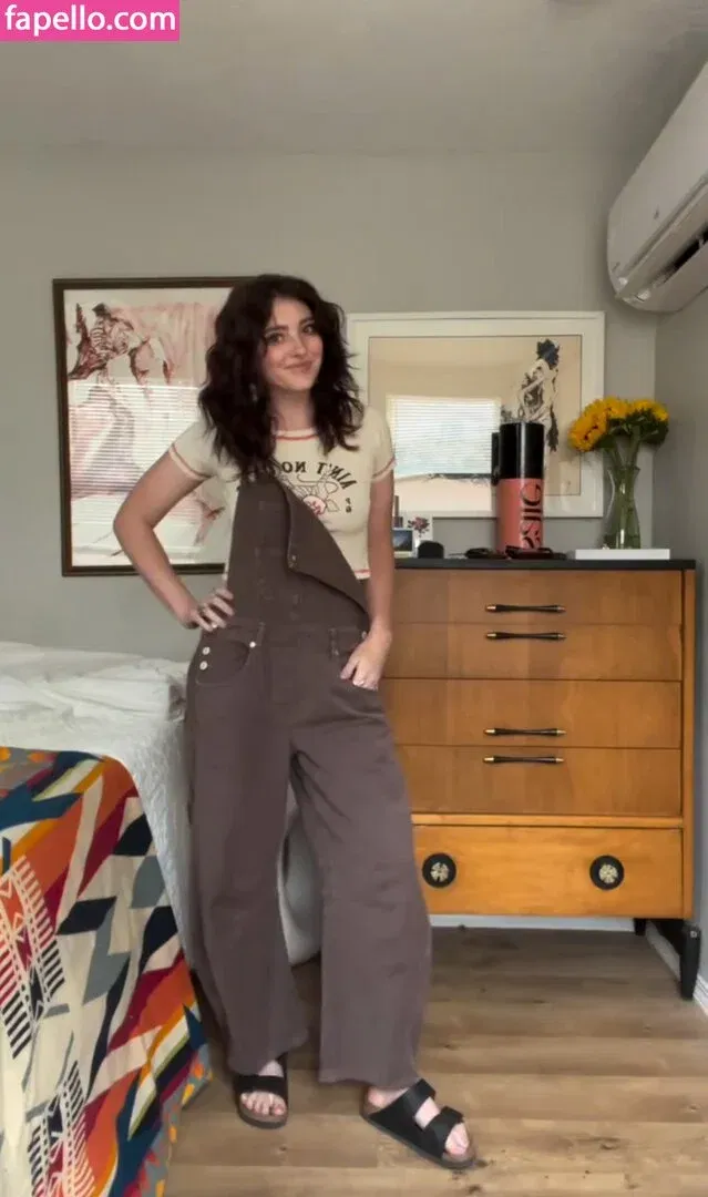 Willow Shields Onlyfans Photo Gallery 