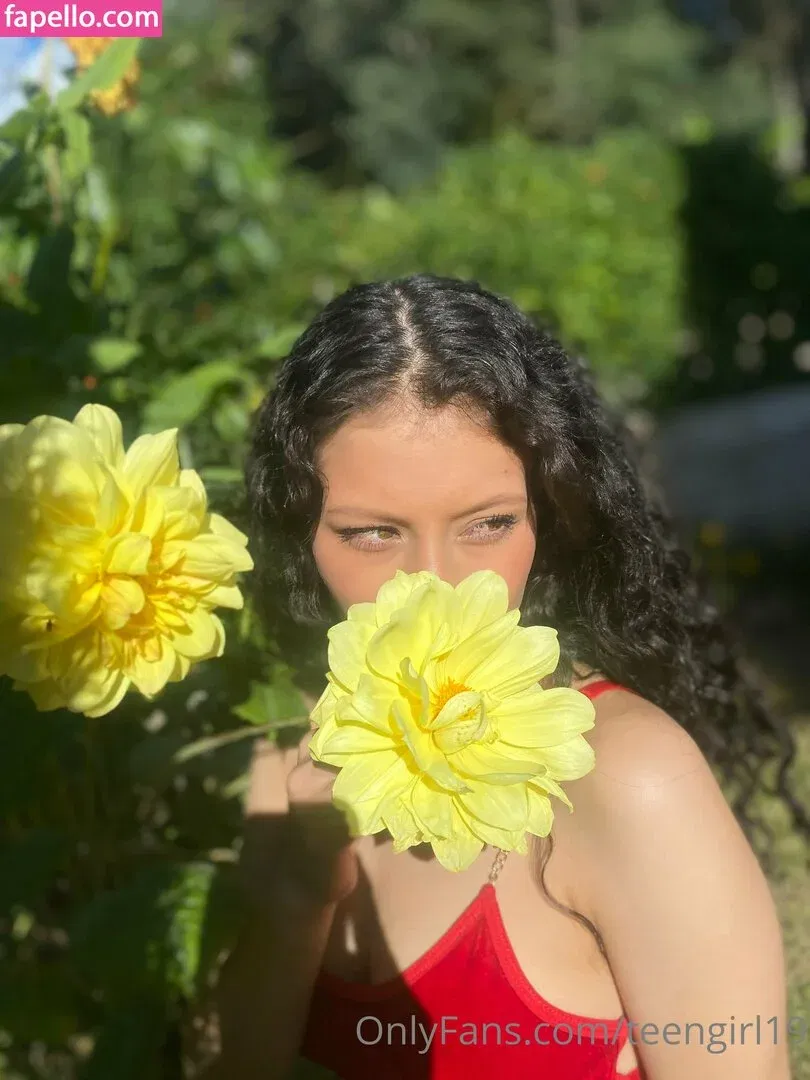 girlsweet19 Onlyfans Photo Gallery 