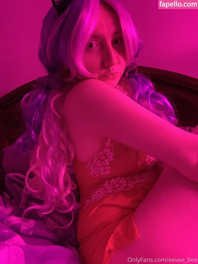 Eevee Bee Onlyfans Photo Gallery 