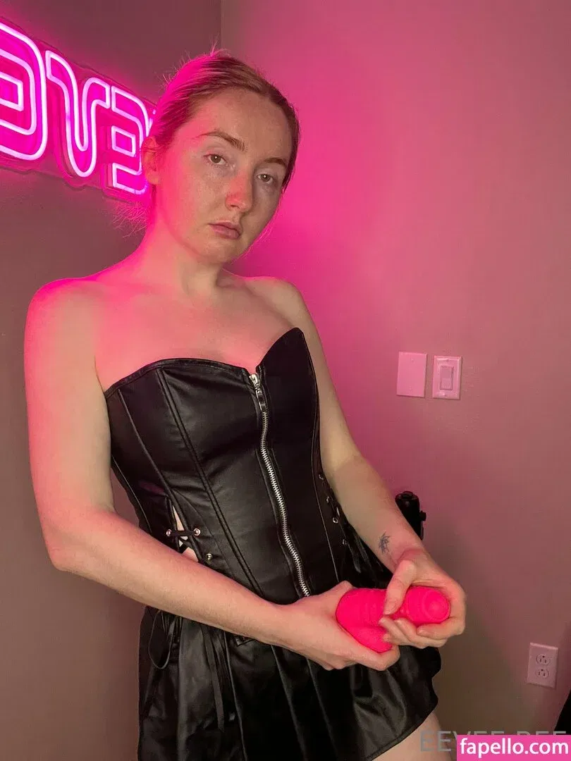 Eevee Bee Onlyfans Photo Gallery 