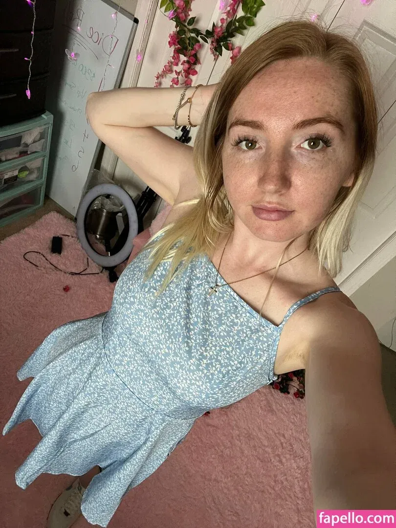 Eevee Bee Onlyfans Photo Gallery 