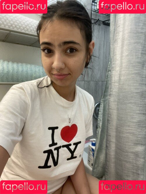 em1lina Onlyfans Photo Gallery 