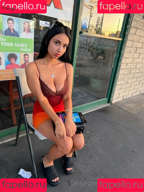 em1lina Onlyfans Photo Gallery 