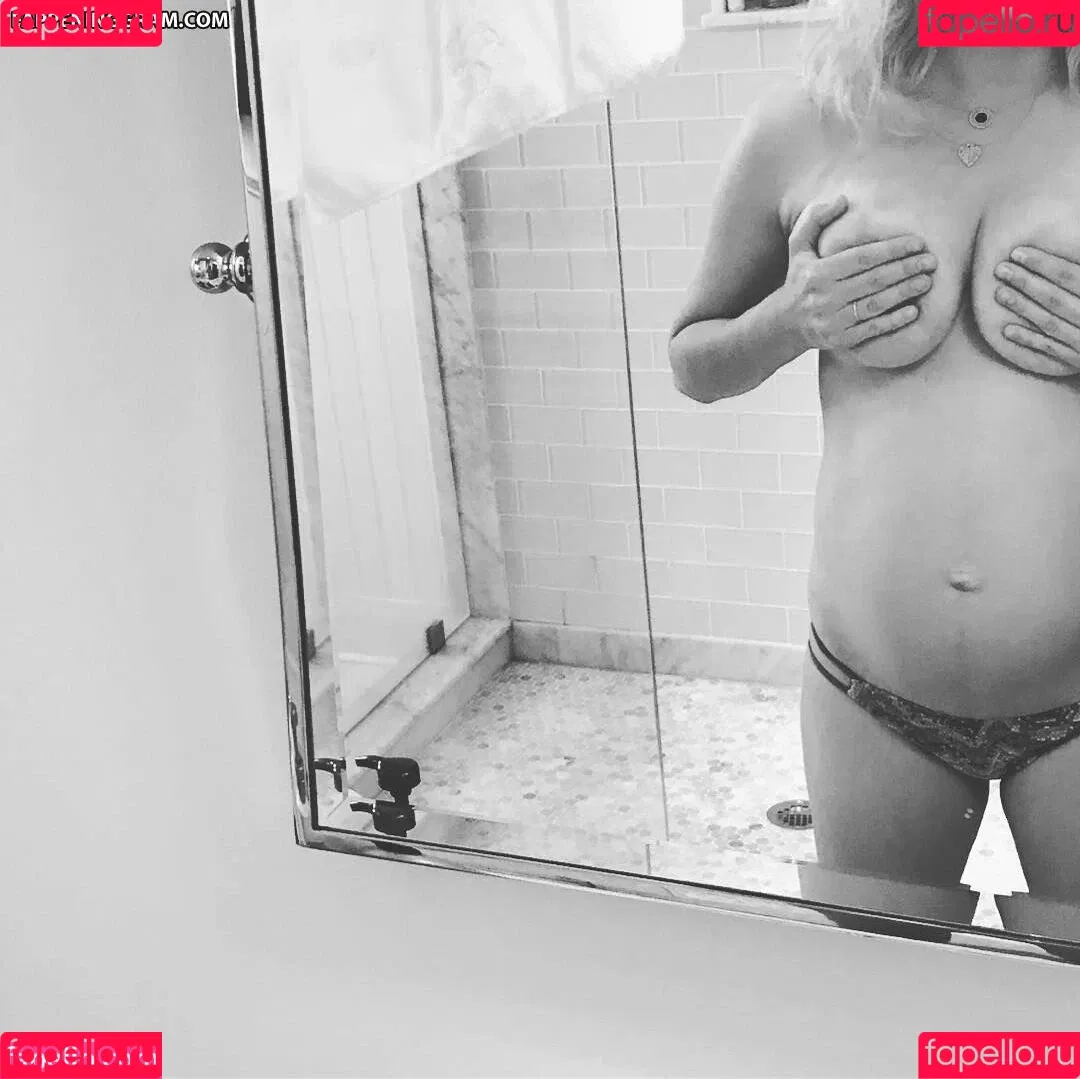 Jenny Mollen Onlyfans Photo Gallery 