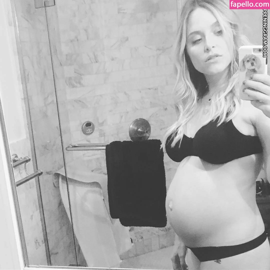 Jenny Mollen Onlyfans Photo Gallery 