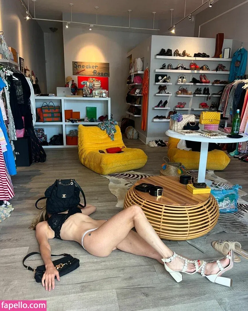 Jenny Mollen Onlyfans Photo Gallery 