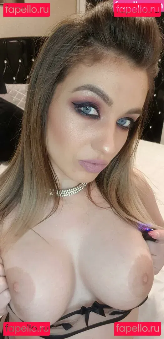 RebeccaWhiteTS Onlyfans Photo Gallery 