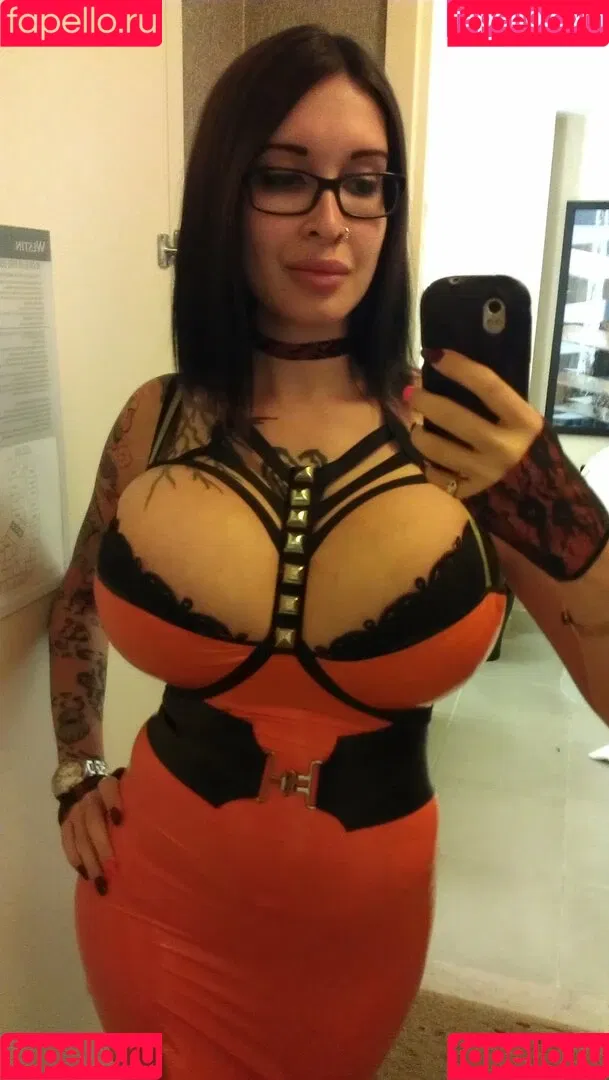 Ariane Saint-Amour's Onlyfans Photo Gallery 