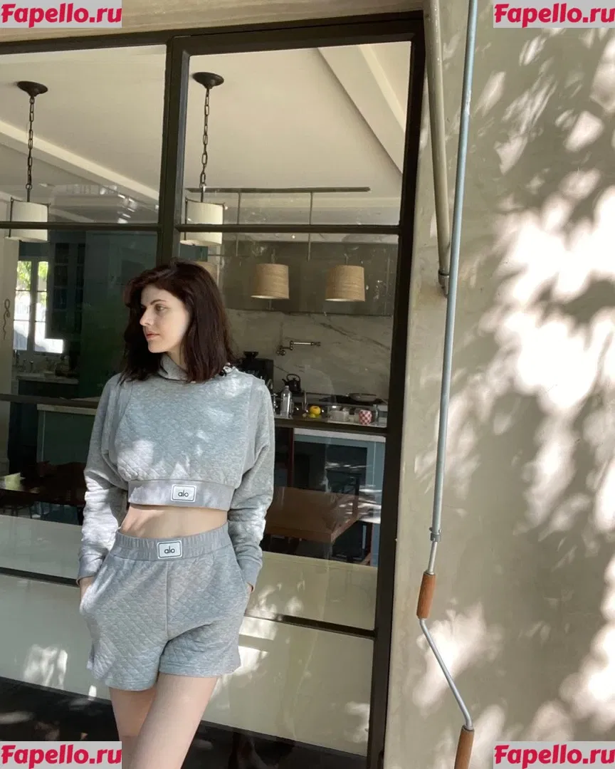 Alexandra Daddario Onlyfans Photo Gallery 