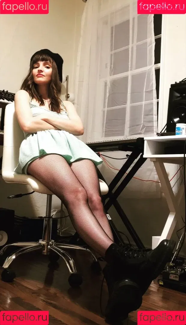Lauren Mayberry Onlyfans Photo Gallery 