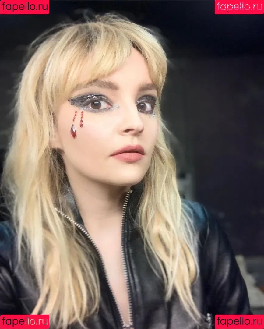 Lauren Mayberry Onlyfans Photo Gallery 