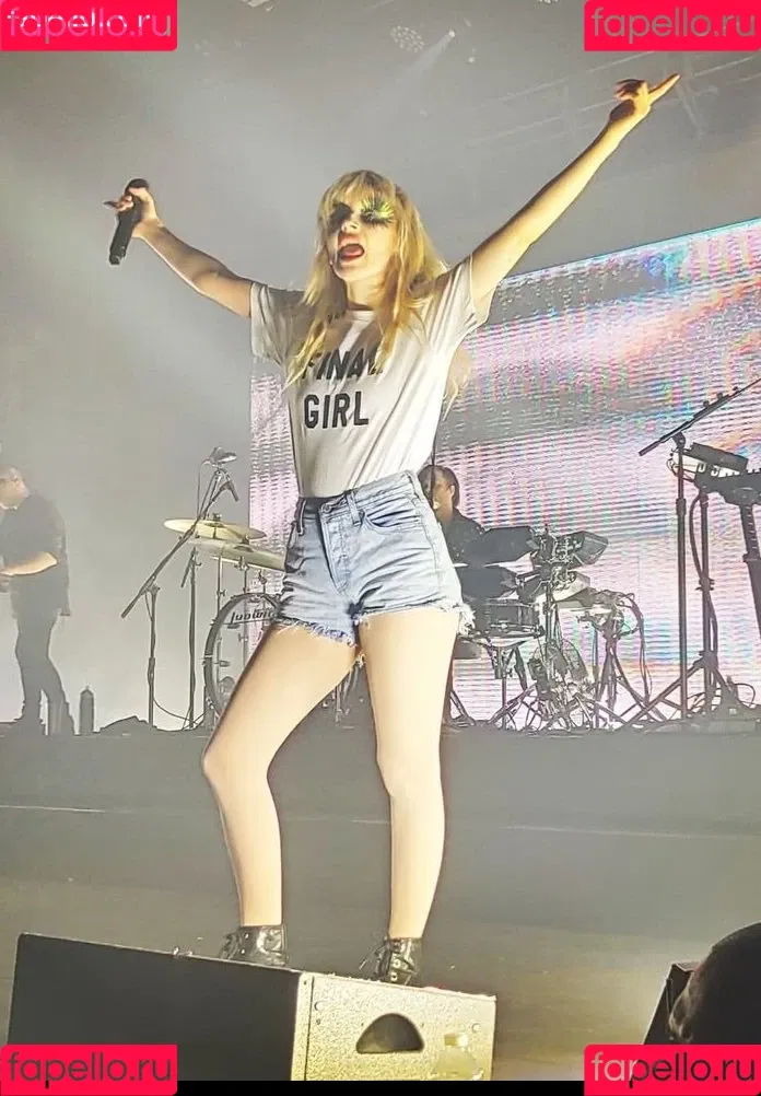 Lauren Mayberry Onlyfans Photo Gallery 