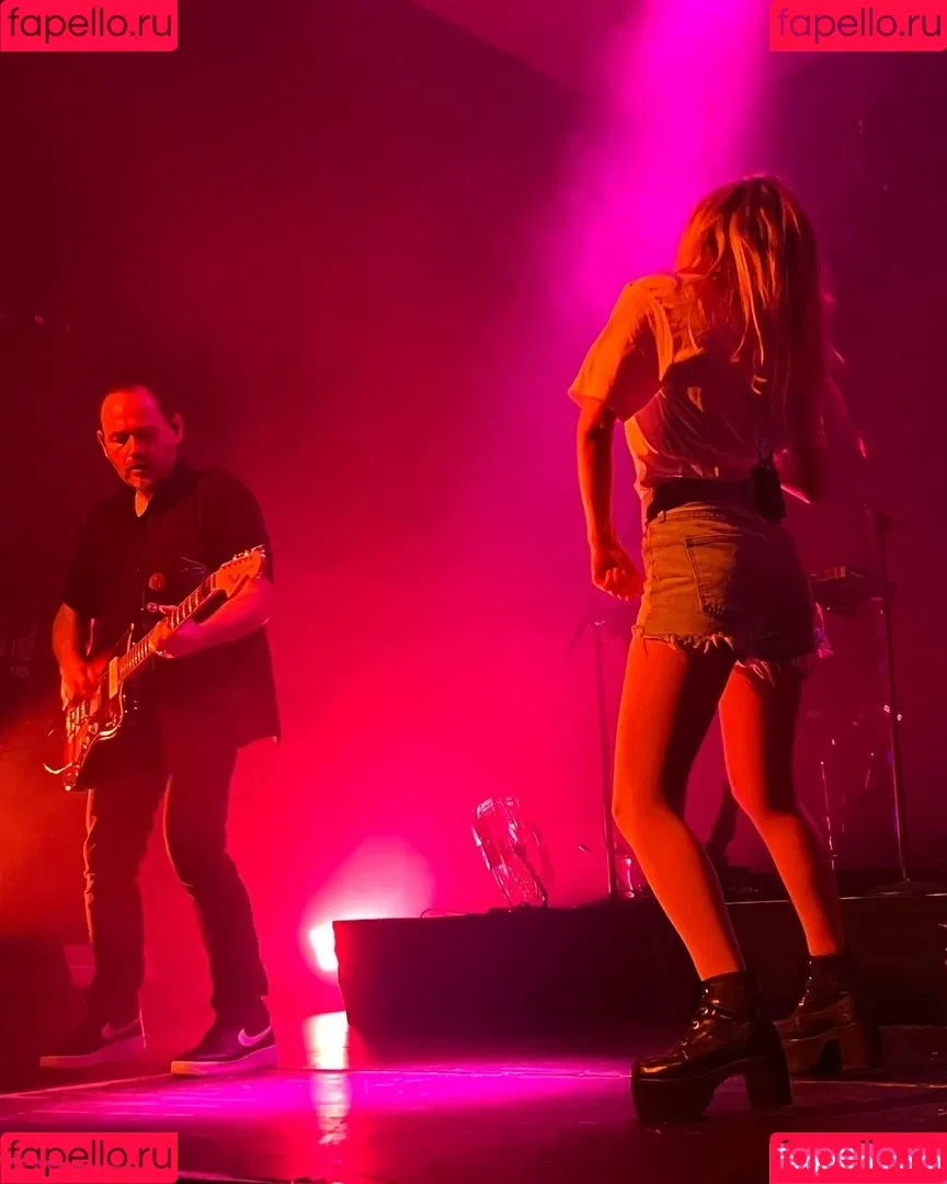 Lauren Mayberry Onlyfans Photo Gallery 