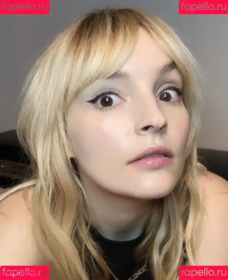 Lauren Mayberry Onlyfans Photo Gallery 