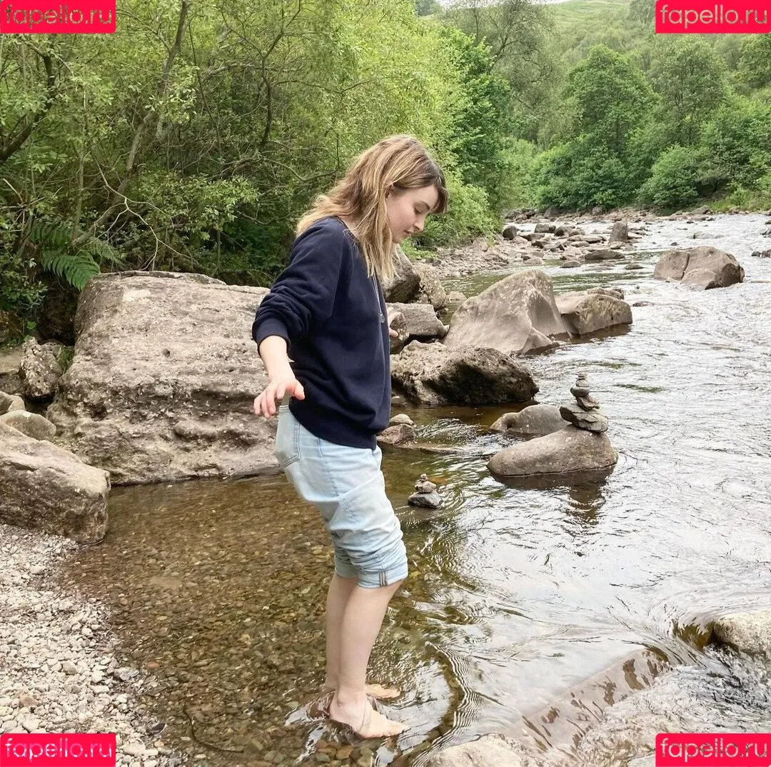 Lauren Mayberry Onlyfans Photo Gallery 