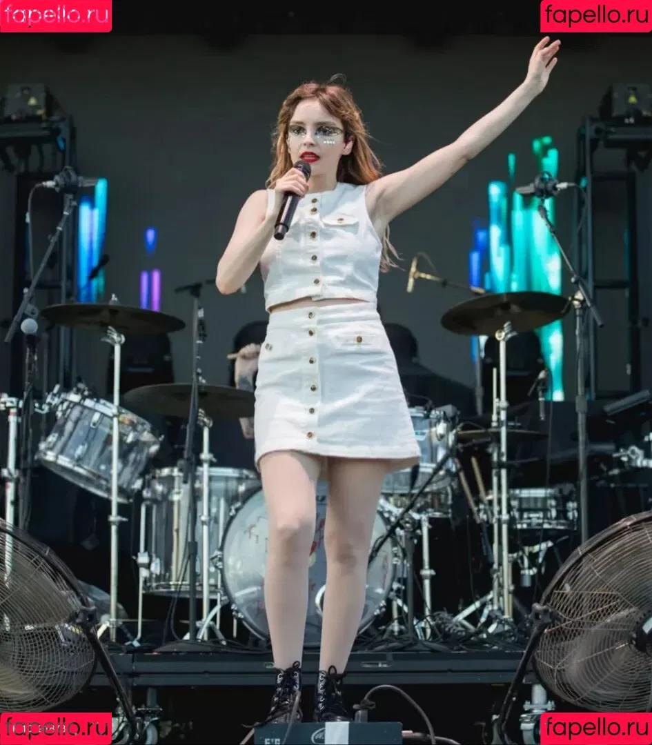 Lauren Mayberry Onlyfans Photo Gallery 