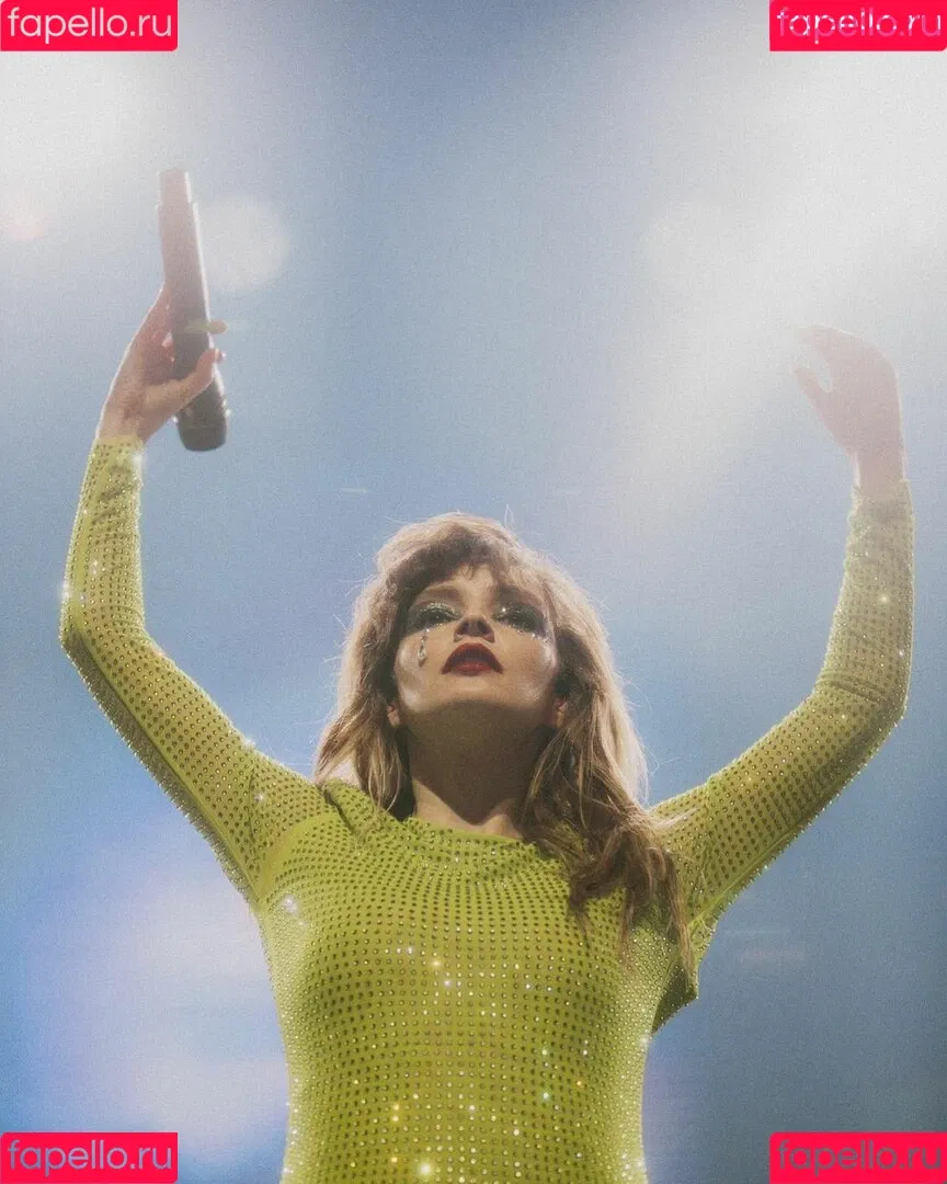 Lauren Mayberry Onlyfans Photo Gallery 