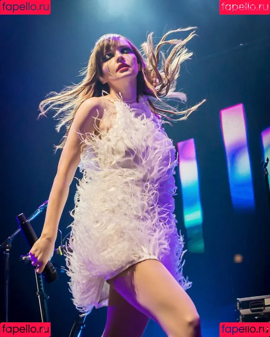 Lauren Mayberry Onlyfans Photo Gallery 