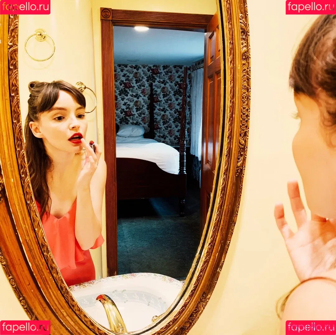 Lauren Mayberry Onlyfans Photo Gallery 