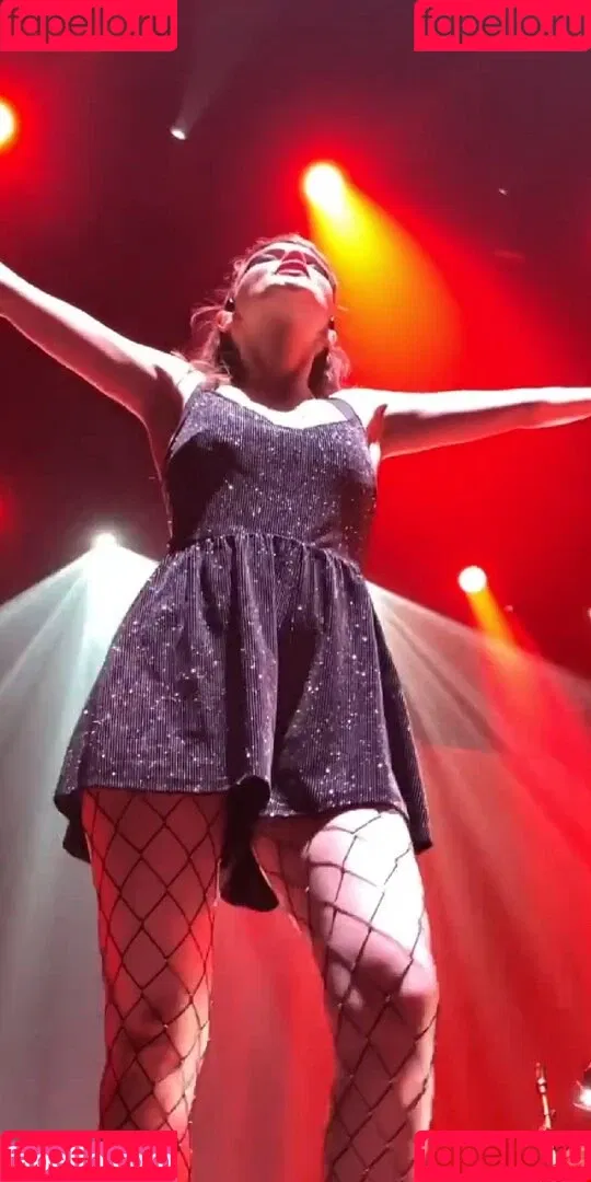 Lauren Mayberry Onlyfans Photo Gallery 