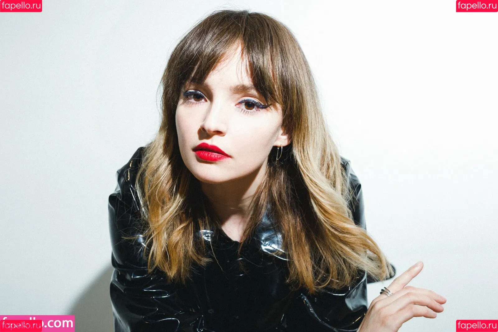 Lauren Mayberry Onlyfans Photo Gallery 