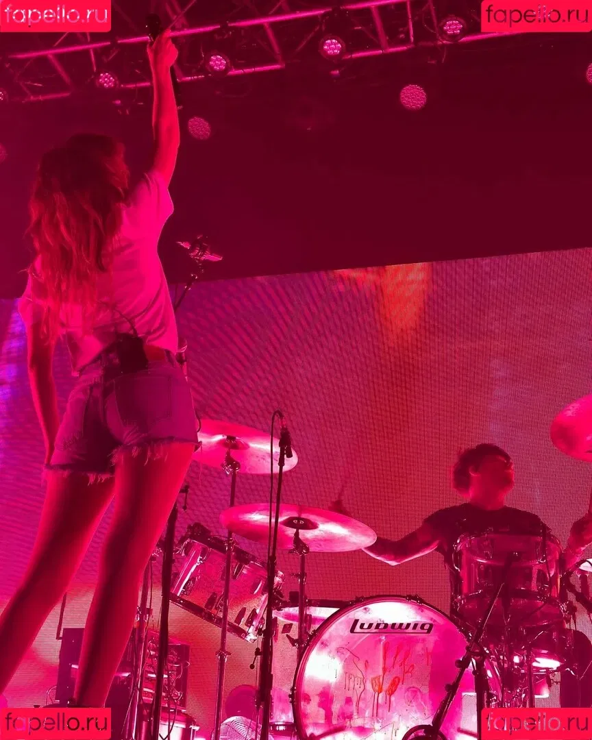 Lauren Mayberry Onlyfans Photo Gallery 