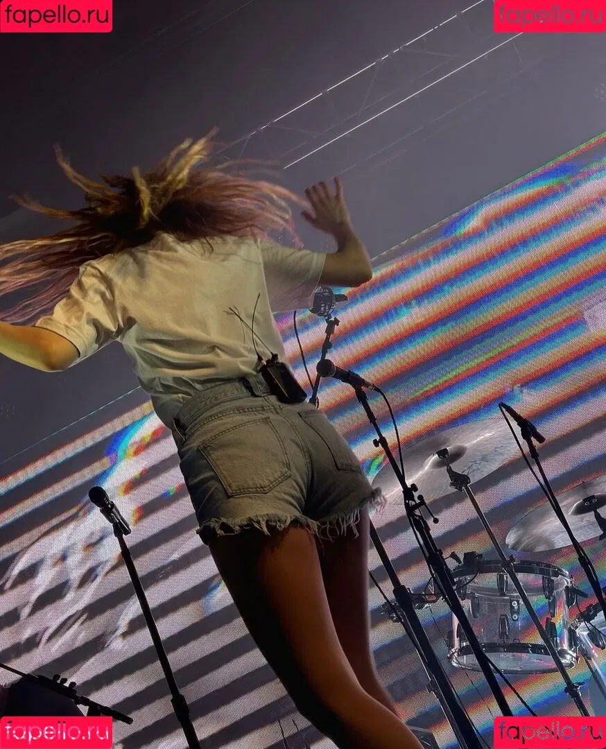 Lauren Mayberry Onlyfans Photo Gallery 