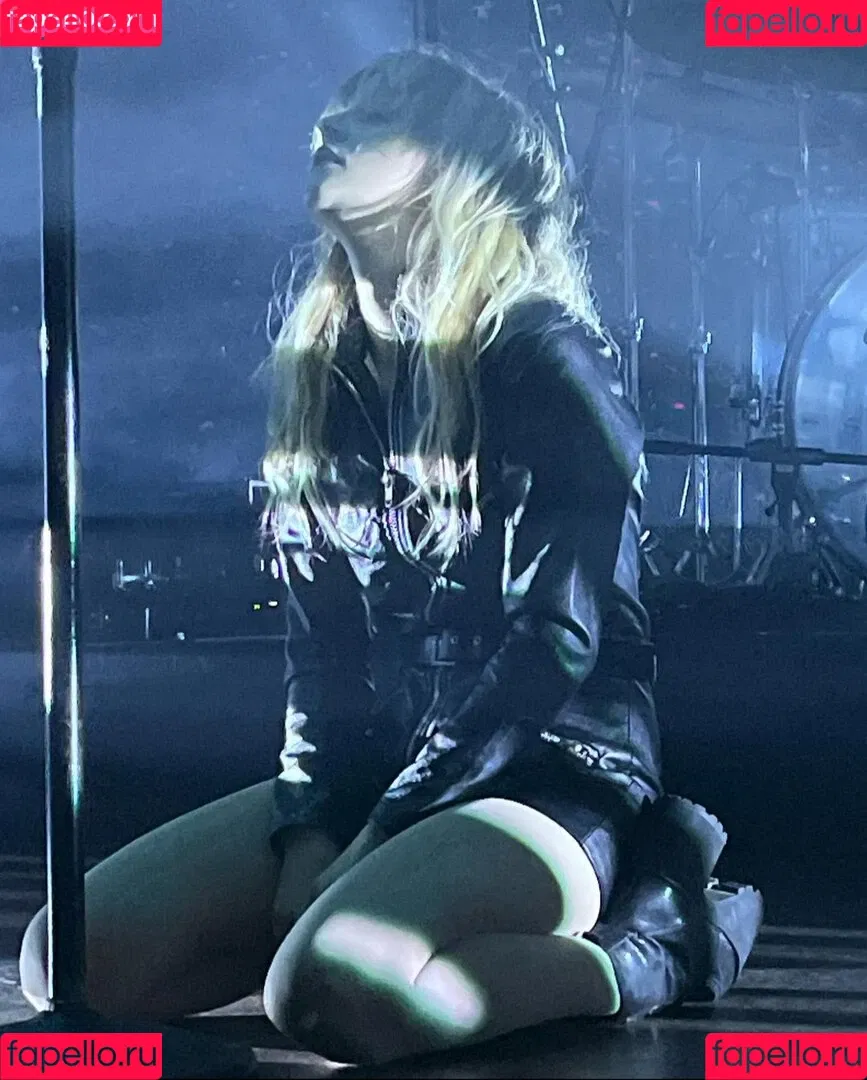 Lauren Mayberry Onlyfans Photo Gallery 