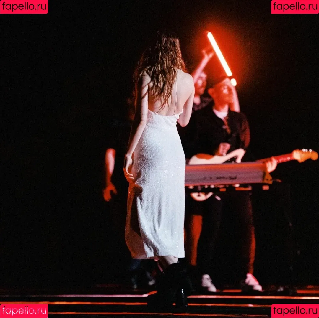 Lauren Mayberry Onlyfans Photo Gallery 