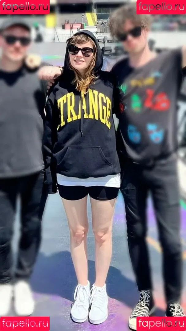 Lauren Mayberry Onlyfans Photo Gallery 