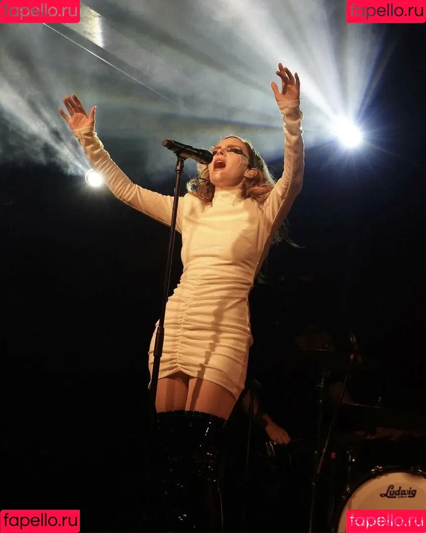 Lauren Mayberry Onlyfans Photo Gallery 