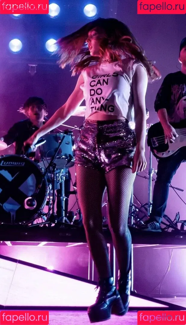 Lauren Mayberry Onlyfans Photo Gallery 