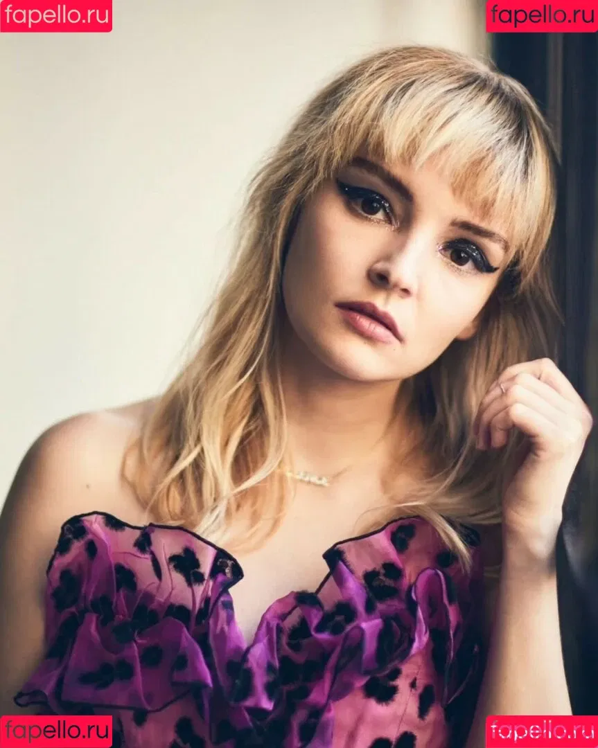 Lauren Mayberry Onlyfans Photo Gallery 