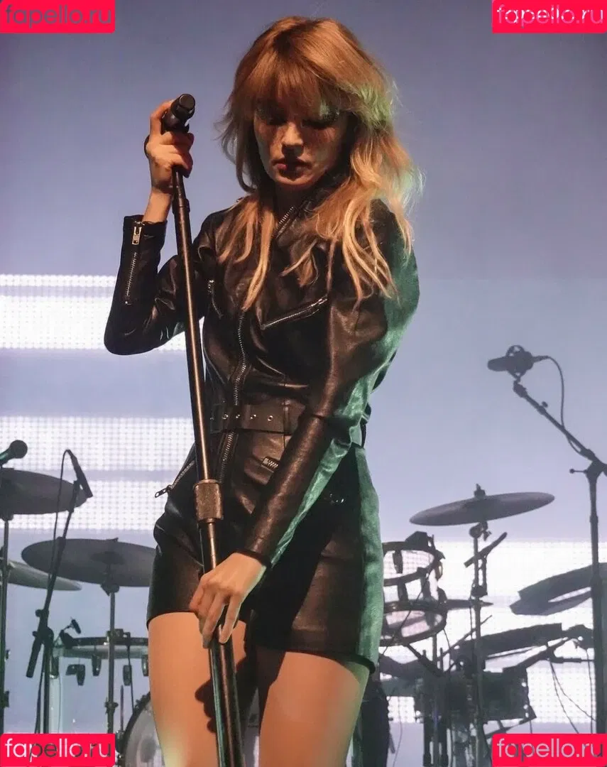 Lauren Mayberry Onlyfans Photo Gallery 