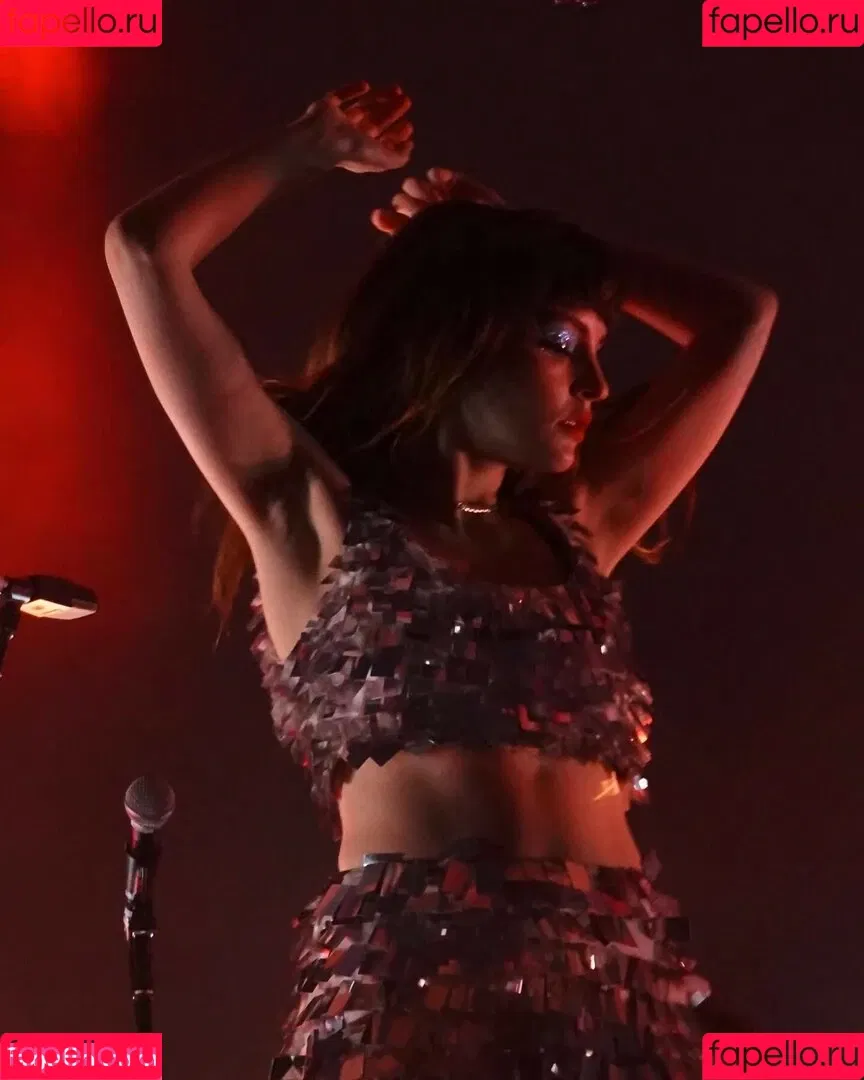 Lauren Mayberry Onlyfans Photo Gallery 