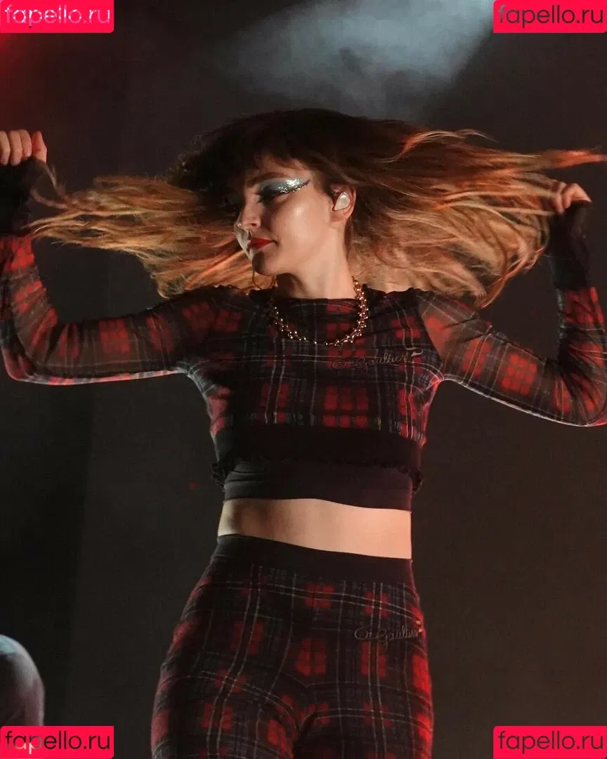 Lauren Mayberry Onlyfans Photo Gallery 