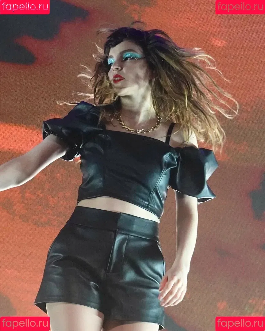 Lauren Mayberry Onlyfans Photo Gallery 
