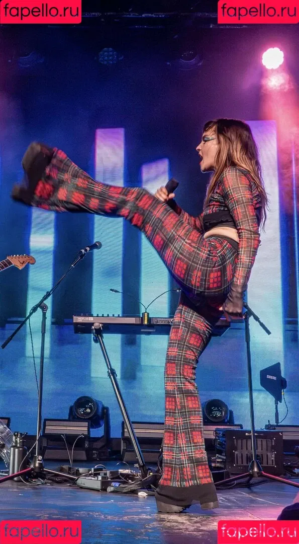 Lauren Mayberry Onlyfans Photo Gallery 
