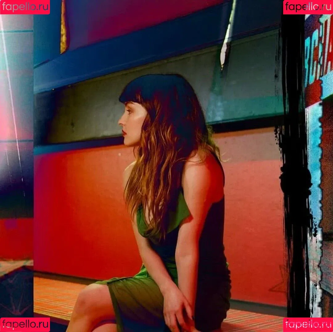 Lauren Mayberry Onlyfans Photo Gallery 