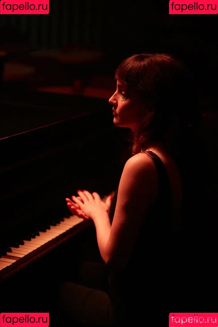 Lauren Mayberry Onlyfans Photo Gallery 