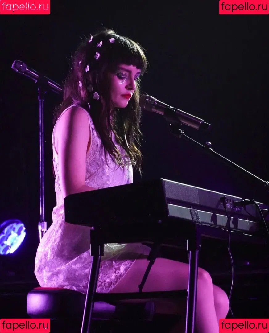 Lauren Mayberry Onlyfans Photo Gallery 