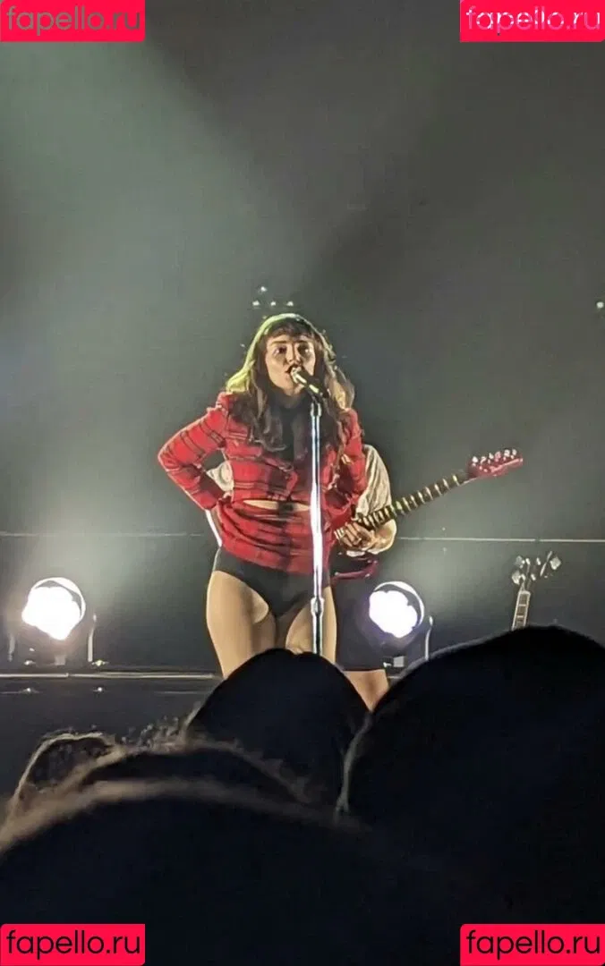 Lauren Mayberry Onlyfans Photo Gallery 