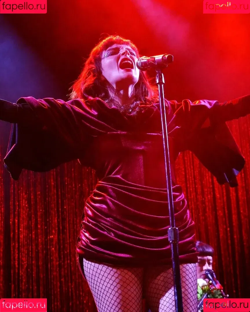 Lauren Mayberry Onlyfans Photo Gallery 