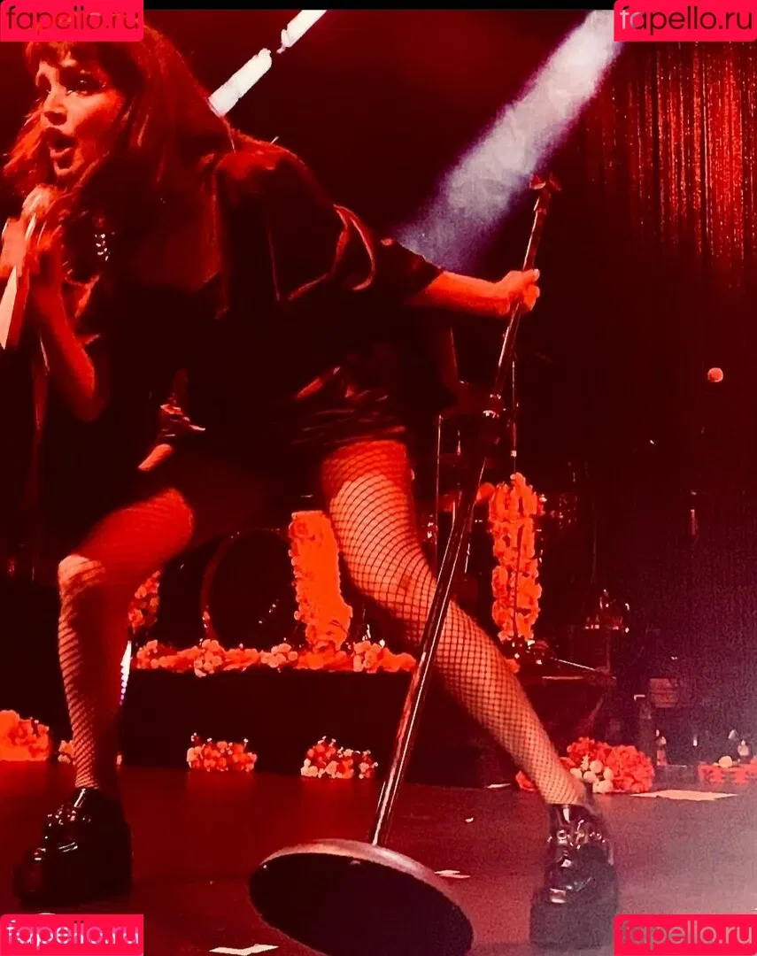 Lauren Mayberry Onlyfans Photo Gallery 