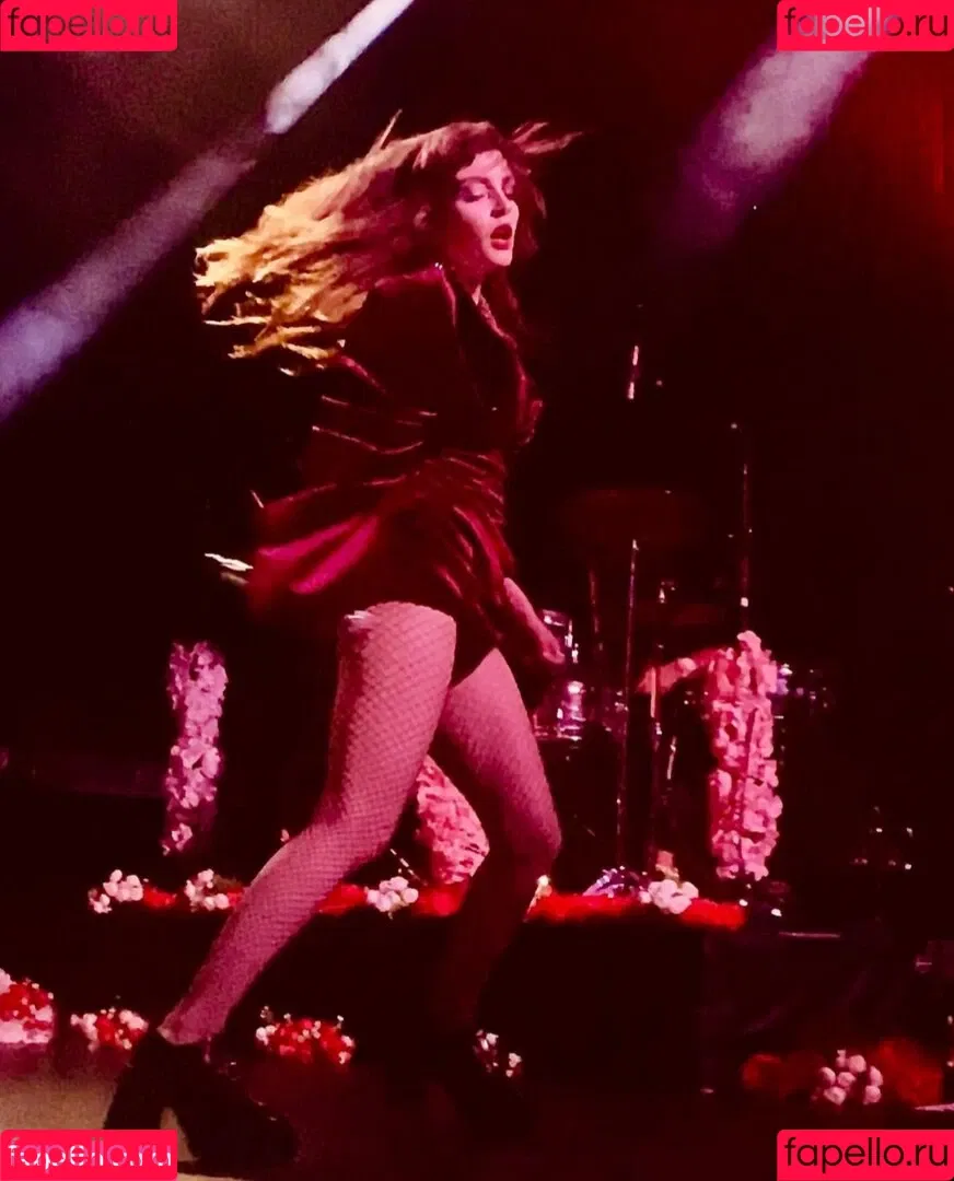 Lauren Mayberry Onlyfans Photo Gallery 