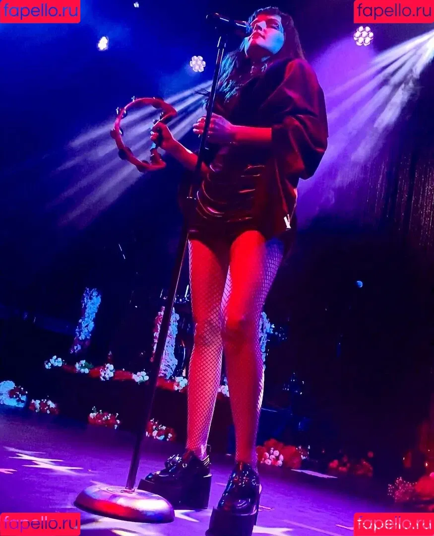 Lauren Mayberry Onlyfans Photo Gallery 