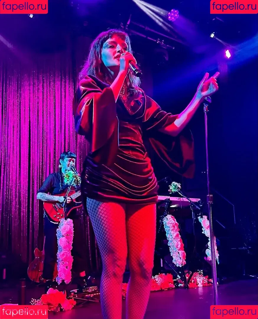 Lauren Mayberry Onlyfans Photo Gallery 