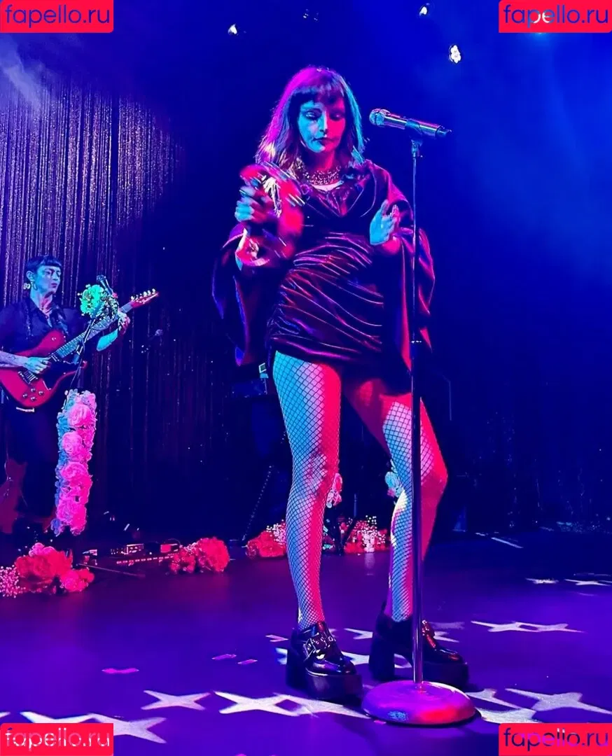 Lauren Mayberry Onlyfans Photo Gallery 