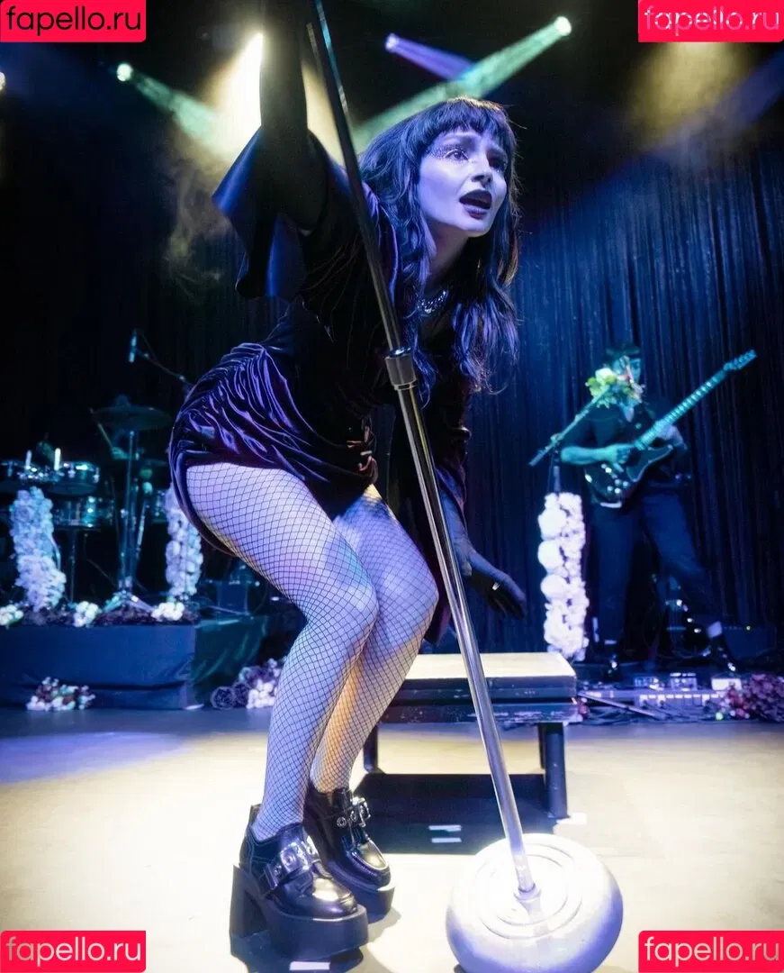 Lauren Mayberry Onlyfans Photo Gallery 
